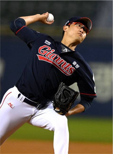 토종 선수 중에는 박세웅(27·롯데 자이언츠)이 스트라이크 존 위쪽의 투구가 많았다. [동아DB]