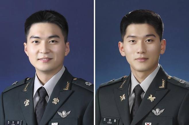 형과 동생이 나란히 소위 계급장 (서울=연합뉴스) 육군은 4일 서울 노원구 육사 화랑연병장에서 서욱 국방부 장관 주관으로 육사 제78기 졸업 및 임관식이 개최됐다고 밝혔다. 형의 '늦깎이' 입학으로 형제가 육사 동기생이 된 조인표(26·왼쪽)·성종(24) 소위. 2022.3.4 [육군 제공=연합뉴스]