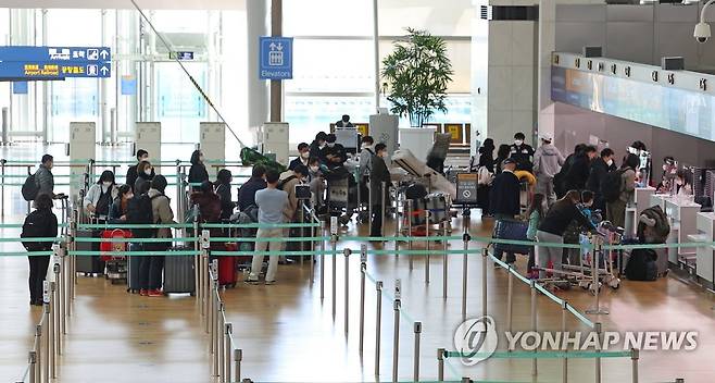 러시아 영공 대신 우회 노선으로 운항 재개한 루프트한자 (영종도=연합뉴스) 김도훈 기자 = 2일 오전 인천국제공항 제1여객터미널 루프트한자 카운터에서 탑승객들이 출국 수속을 위해 대기하고 있다.
    독일 루프트한자는 지날 달 27일 러시아 제재 차원에서 러시아로 운항 및 러시아 영공을 이용하지 않기로 했다. 이에 일부 항공편이 긴급 결항되기도 하였다.
    루프트한자는 기존 러시아 영공을 지나는 항로 대신 터키와 카자흐스탄을 이용하는 우회 노선을 활용해 운항하고 있다. 2022.3.4 superdoo82@yna.co.kr