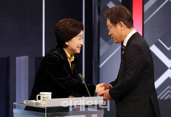 심상정 정의당 대선후보와 이재명 더불어민주당 대선후보가 2일 저녁 서울 여의도 KBS 본관에서 열린 중앙선거방송토론위원회 주관 제20대 대통령선거 후보 초청 3차 법정 TV 토론회에서 인사를 나누고 있다. (사진=방인권 기자)