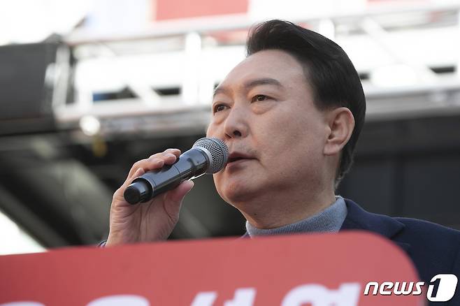 윤석열 국민의힘 대선후보가 5일 충북 제천 제천 문화의 거리에서 열린 "의병의 고장 제천, 투표로 나라를 지킨다!＂ 유세에서 지지를 호소하고 있다. 2022.3.5/뉴스1 © News1 구윤성 기자