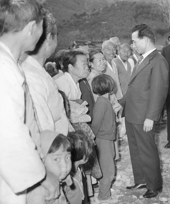 1972년 3월 27일 박정희 대통령이 농촌 현장을 찾아가 노인들에게 '새마을 운동' 참여를 격려, 응원하고 있다./ 조선일보 DB