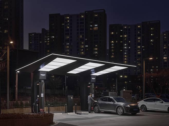 경기도 수지에 있는 제네시스 전기차 전용 충전소에서 운전자가 차량 충전을 하고 있다. / 연합뉴스