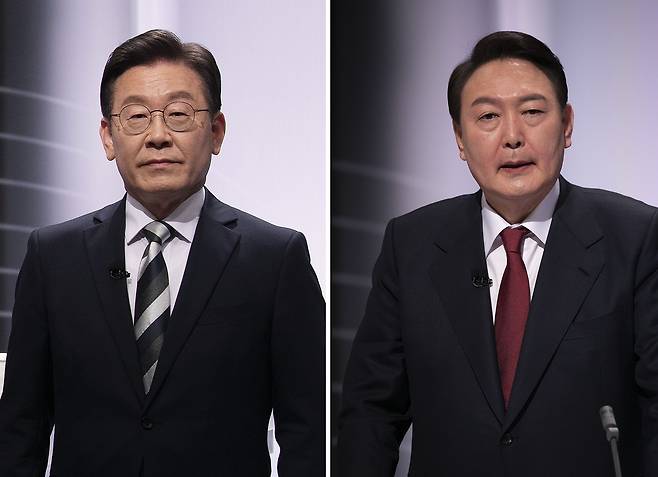 더불어민주당 이재명 대선 후보(왼쪽)와 국민의힘 윤석열 대선 후보가 지난달 25일 서울 마포구 상암동 SBS 스튜디오에서 열린 중앙선거관리위원회 주관 제20대 대통령선거 후보자 2차 정치분야 방송토론회에서 토론 준비를 하고 있다. /연합뉴스