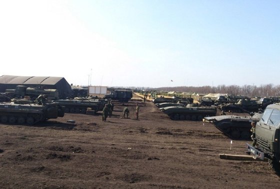 러시아는 우크라이나 침공에 약 20만을 투입했다. 아무리 기계화부대를 전면에 내세웠어도 우크라이나라는 거대한 공간에서 작전을 펼치기에는 투입된 병력이 너무 적다는 평가가 지배적이다. informnapalm.org