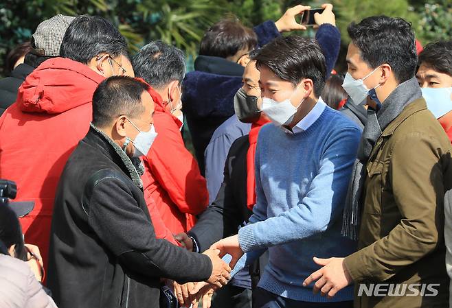 [제주=뉴시스] 우장호 기자 = 이준석 국민의힘 대표가 4일 오후 제주시 노형동 롯데마트 인근 사거리에서 시민들에게 윤석열 대선후보 지지를 호소하고 있다. 2022.03.04. woo1223@newsis.com