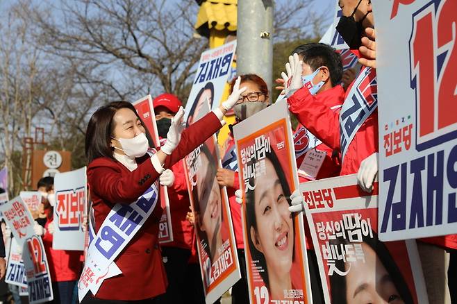 [광주=뉴시스] 송창헌 기자 =제20대 대통령선거 전 마지막 주말인 5일, 진보당 김재연 후보가 광주 무등산을 찾아 지지자들과 함께 선거운동을 펼치고 있다. (사진=진보당 광주시당 제공) 2022.03.05 photo@newsis.com *재판매 및 DB 금지