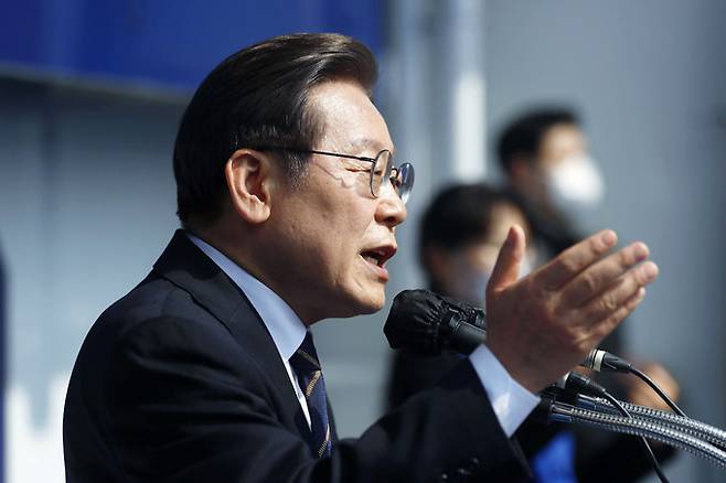 더불어민주당 이재명 대선 후보가 4일 강원 홍천 꽃뫼공원 앞에서 '태백산맥은 이재명이다!' 유세를 열고 지지를 호소하고 있다. 뉴스1