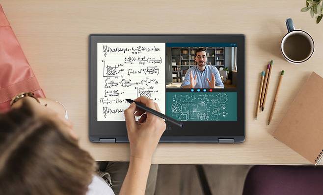 LG전자가 구글의 크롬 OS를 탑재한 LG 크롬북을 출시하며 비대면 교육 수요를 위한 교육용 노트북 라인업을 확대한다. LG 크롬북은 11.6형(대각선 길이 약 29cm) 터치 디스플레이를 탑재하고 화면을 360°로 회전할 수 있어 노트북이나 태블릿 모드로 사용할 수 있다. (사진=LG전자)