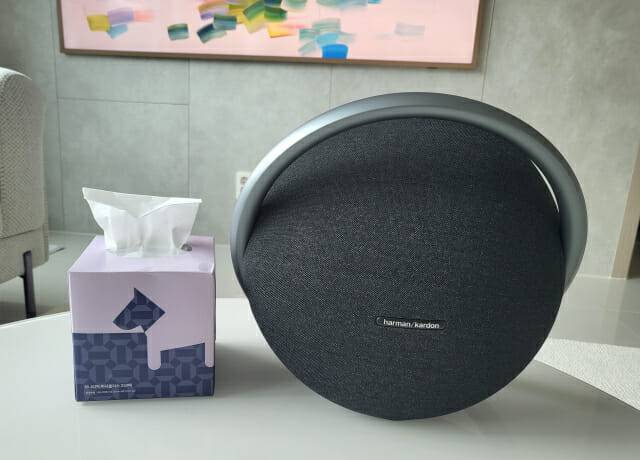 오닉스 스튜디오7 옆에 각티슈를 놓고 크기를 비교해 봤다.(사진=지디넷코리아)