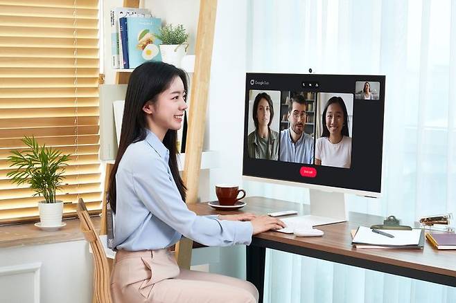 삼성전자 모델이 집안 내 다양한 공간에서 활용 가능한 스마트 모니터 M8을 소개하고 있다.ⓒ삼성전자