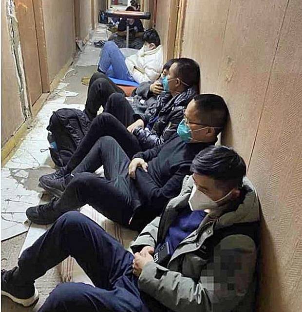 우크라이나 지하 벙커로 피신한 중국인 유학생들./출처=트위터