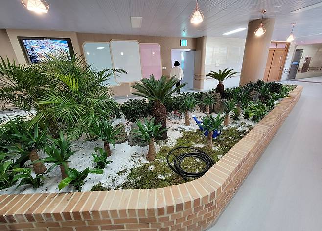 복도 중앙에 마련된 정원 [촬영 양지웅]