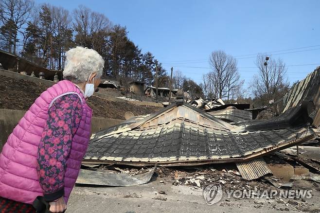 망연자실 (울진=연합뉴스) 안정원 기자 = 경북 울진에서 시작해 강원 삼척까지 확산한 산불이 사흘째 지속된 6일 경북 울진군 신화2리 화재현장에서 한 주민이 화재로 무너져내린 자신의 집을 바라보고 있다. 2022.3.6 jeong@yna.co.kr