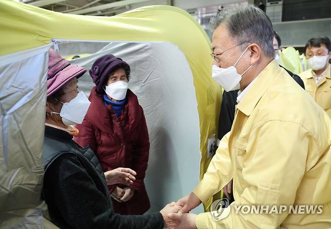 산불 피해 이재민 위로하는 문재인 대통령 (울진=연합뉴스) 안정원 기자 = 강원ㆍ경북 산불현장 방문에 나선 문재인 대통령이 6일 경북 울진군 울진국민체육센터에 마련된 대피소를 방문, 피해주민들의 어려움을 경청하고 있다. 2022.3.6 jeong@yna.co.kr