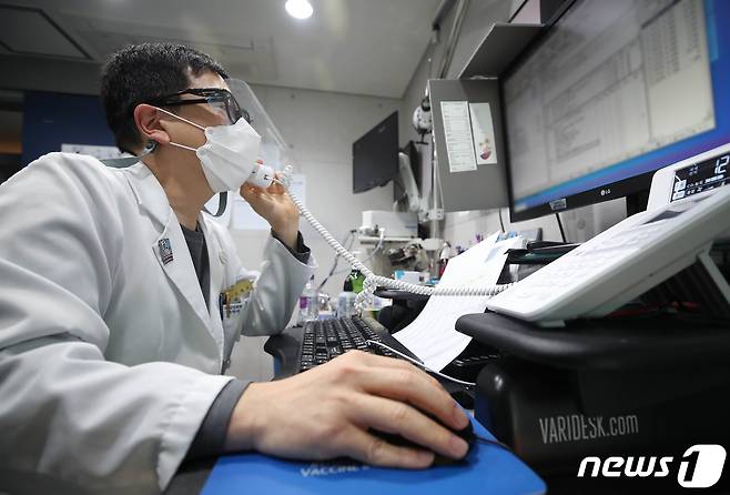 17일 서울 중구의 한 병원에서 의료진이 재택치료 중인 코로나19 환자에게 전화를 걸어 비대면 진료를 하고 있다. 2022.2.17/뉴스1 © News1 임세영 기자