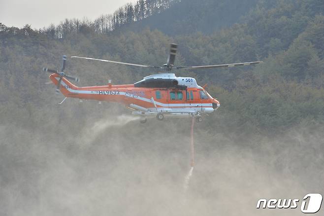 경북 울진군 산불 3일째인 6일 산림청이 보유한 산불진화헬기(KUH-1FS) 북면 덕구온천 주변에서 발생한 산불을 진화하기 위해 저수지에서 담수하고 있다. 2022.3.6/뉴스1 © News1 최창호 기자