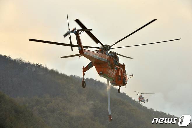 경북 울진군 산불 3일째인 6일 산림청이 보유한 초대형 산불진화헬기(S-64)RK 북면 덕구온천 주변에서 발생한 산불을 진화하기 위해 저수지에서 담수 한 후 현장으로 날아가고 있다. 2022.3.6/뉴스1 © News1 최창호 기자© 뉴스1