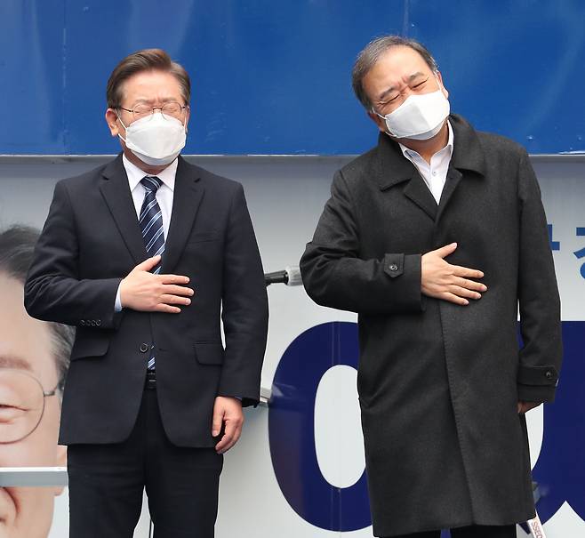 이재명 더불어민주당 대선후보가 7일 부산 창선삼거리에서 열린 '이재명 준비됐나! 준비됐다!' 부산 집중 유세에서 배우 김하균과 '개비스콘 짤'을 선보이고 있다. /남강호 기자