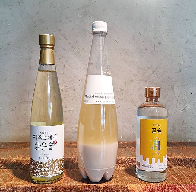 2021년 한 해 백곰막걸리에서 가장 많이 팔린 전통주들. 왼쪽부터 제주 명인 오메기맑은술(약주), 울산 복순도가 손막걸리(막걸리), 용인 곰이 사랑한 꿀술 16도(증류주). 사진 박순욱 기자