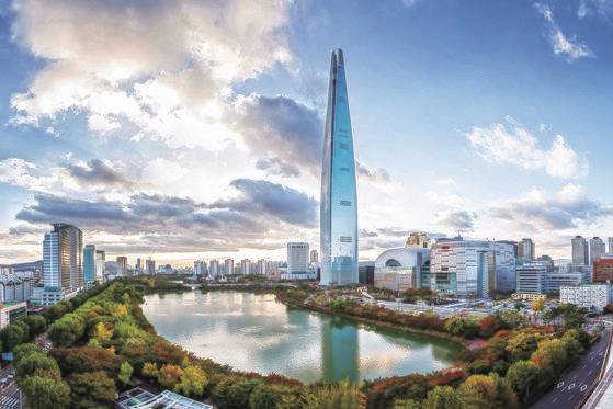 잠실 롯데월드타워에 들어서 있는 '시그니엘' 70층이 주거용으로 역대 최고가인 334억여원에 거래됐다.