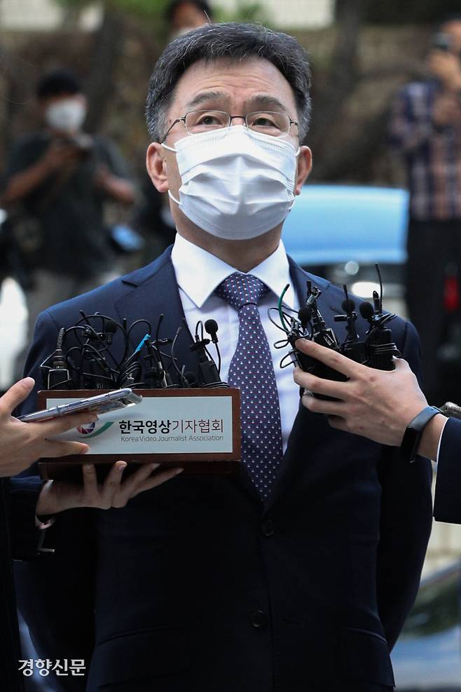 경기 성남시 대장동 개발 특혜 의혹의 핵심 인물인 화천대유자산관리 대주주 김만배씨가 지난해 10월 구속 전 피의자심문(영장실질심사)을 받기 위해 서울중앙지법에 출석하고 있다. 이석우 기자