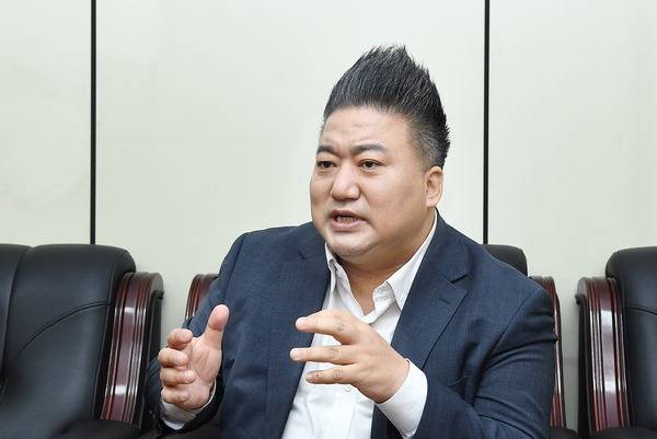 배종찬 여론조사 전문기업 ‘인사이트K’ 연구소장이 3·9대통령선거 여론조사의 특징을 설명하고 있다. ‘배추머리’ 헤어스타일은 그의 트레이드마크다.  김정록 기자 ilro12@kookje.co.kr