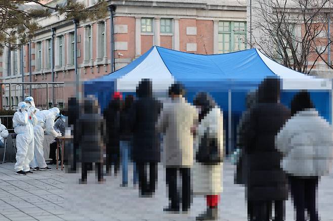 지난 5일 오후 서울역 앞 임시기표소에서 코로나19 확진·격리자들이 투표하기 위해 대기하고 있다. / 사진=연합뉴스