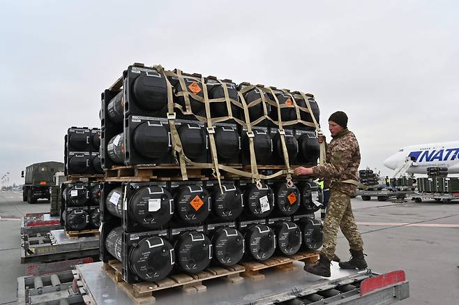 우크라이나군 소속 병사가 지난 2월 11일 미국이 제공해 받은 대전차 미사일인 재블린을 점검하고 있다. [AFP]