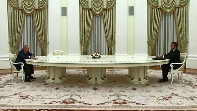 지난 2월 7일 푸틴 대통령이 에마뉘엘 마크롱 프랑스 대통령과 회담을 하는 모습.