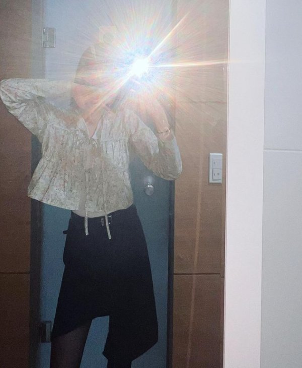 Heize posted a post on his instagram on the 6th, Two mirrors.In the photo she shared, Heize covered her face with flashlight as she took a mirror selfie.In another photo, I showed my face, but I was worried about the clothes that were loose and loose, and the faces that I did not know.Heize is known to have been sick recently; in January, singer Hyun-ah, who belongs to the same company, received an award for Heize, saying, Heize is very sick these days.I do not care about the fans, but I will take care of them next to them. Heize last has a blank period of participating in the feature of singer Lee Moo-jins Snowy feature last year.