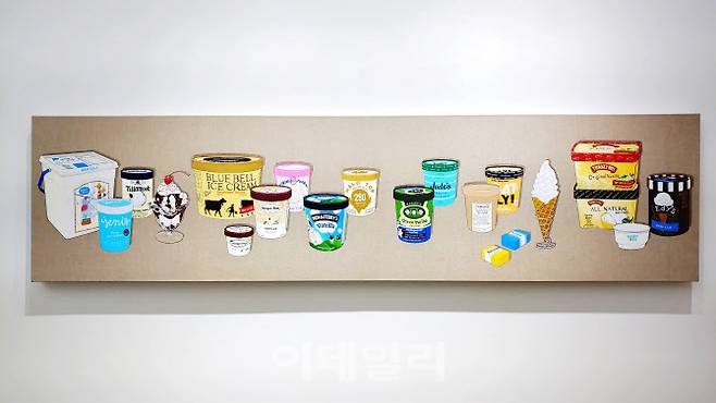 ‘뱅가드’ 전에 참여한 작가 정수영의 ‘선택의 전부 4’(Full of Choice 4·2021). 온갖 아이스크림 통을 죽 세워 포즈를 취하게 했다. 작가는 “정물 하나하나를 인물로 생각한다”고 했다(사진=오현주 문화전문기자).