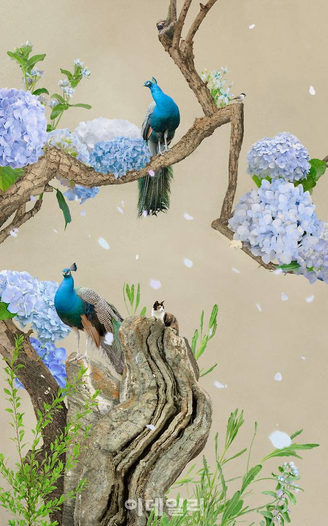 ‘뱅가드’ 전에 참여한 작가 김시종의 ‘수국과 공작’(2021). 작가는 디지털 사진 이미지를 콜라주해 전통 민화풍의 작품을 ‘그림처럼’ 비현실적으로 정교하게 빚어낸다(사진=아뜰리에아키).