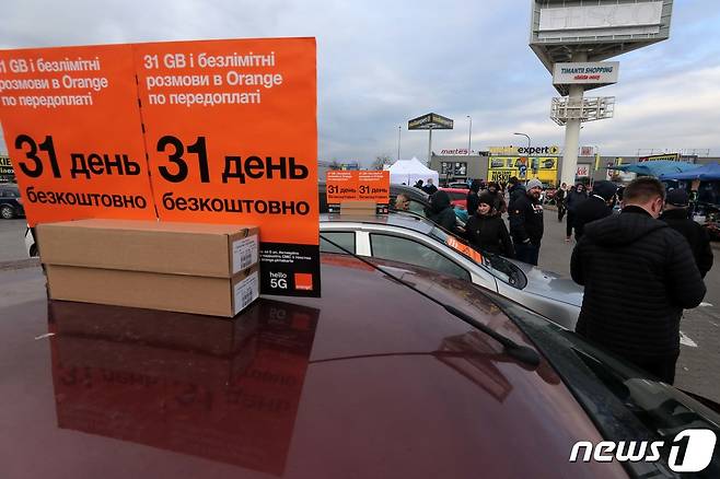 우크라이나 접경 도시인 폴란드 프셰미실의 한 대형마트에 마련된 임시 피란민 대피소에서 현지 유심을 제공되고 있다.. 2022.3.3/뉴스1 © News1 조태형 기자