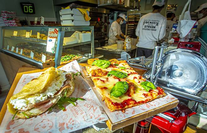 포카치아델라스트라다의 프로슈토 샌드위치(왼쪽)와 마르게리타 피자/이신영 영상미디어 기자