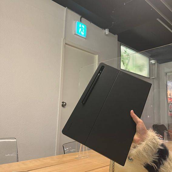 삼성전자 갤럭시탭S8 울트라를 한 손으로 들고 있는 모습.ⓒ데일리안 최은수 기자