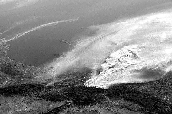 미국 캘리포니아 대형 산불은 우주에서도 목격된다. 지난 2017년 미 항공우주국(NASA)의 우주비행사 랜디 브레스닉이 자신의 트위터에 공개한 사진. 우주정거장에서 찍은 미국 캘리포니아 남부 화재 현장 사진이다. [랜디 브레스닉 트위터 캡처=연합뉴스]