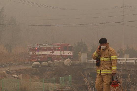 강원 지역에 산불이 발생한지 나흘째를 맞는 7일 강원 삼척시 원덕읍 마을 일대가 인근 야산에 발생한 산불로 인해 연기로 가득차 있다. [뉴스1]