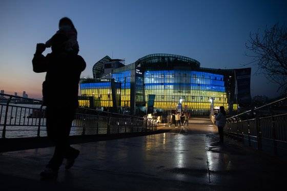 지난달 27일 오후 서울 서초구 세빛섬에 우크라이나 국민을 위로하고 반전 메시지가 담긴 ‘평화의 빛’ 캠페인이 진행되고 있다.  캠페인은 서울시청 본관, 세빛섬, 서울로 미디어캔버스, 남산 서울타워에 파란색, 노란색 조명으로 우크라이나를 위로하는 평화의 메시지를 표출한다. 뉴스1