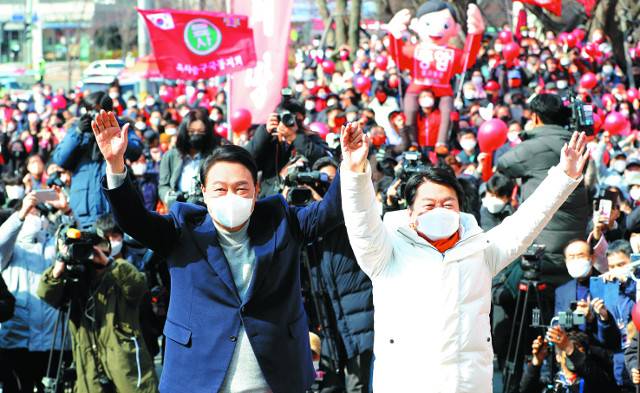 윤석열 국민의힘 대선 후보와 안철수 국민의당 대표가 7일 경기도 하남시 스타필드 앞 광장에서 합동 유세에 나서 시민들에게 인사하고 있다. 안 대표는 “이 정권 들어와서 다른 정권과 너무나 다른 게 한 가지 있다. 부끄러움을 모르는 것”이라며 “국민께 부끄러움을 모르는 정권은 정권을 가질 자격이 없다”고 말했다. 하남=이한결 기자