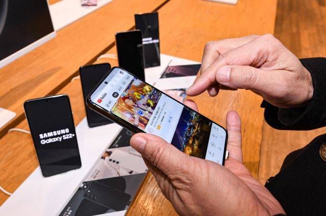 삼성전자 갤럭시 S22 시리즈는 사전 판매량이 약 102만대를 달성할 정도로 소비자들의 기대를 한몸에 받았다. 그런 만큼 GOS 논란에 대한 소비자들의 실망도 크다. 사진은 지난달 24일 서울 서초구 삼성 딜라이트 샵에 전시된 갤럭시 S22 시리즈를 소비자가 살펴보고 있는 모습. 이한결 기자