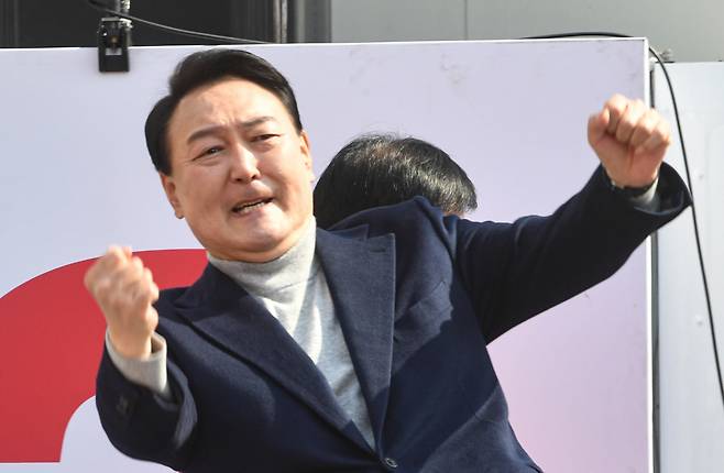 윤석열 국민의힘 대선 후보가 지난 7일 경기도 하남시 신장동 스타필드 앞에서 열린 "시민이 행복한 나라, 시민이 주인 되는 나라" 선거 유세에서 안철수 국민의당 대표와 지지를 호소 하며 어퍼컷 세리모니를 하고 있다. [국회사진기자단]