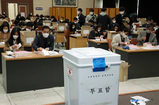 7일 오전 광주 북구청 회의실에서 동행정복지센터 투표관리관들이 투표소 운영 방법과 투표용지 검수 등 직무교육을 받고 있다.   연합뉴스