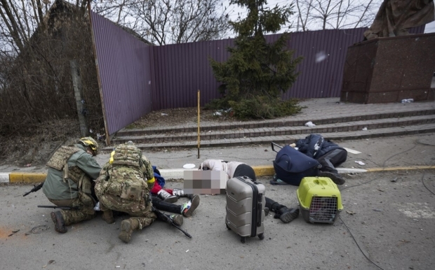 지난 6일 러시아군의 박격포탄에 숨진 우크라이나 일가족. 사진=AP 연합뉴스　