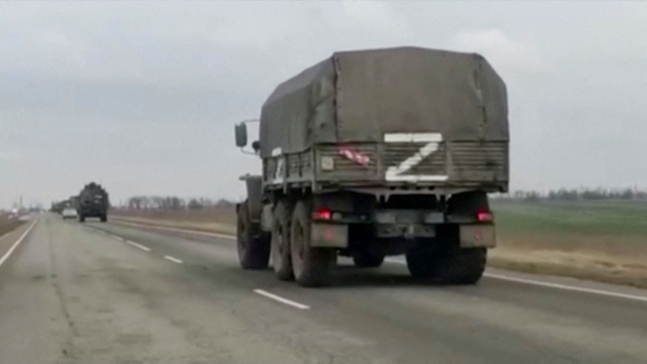 러시아가 우크라이나를 전면 침공한 지난달 24일(현지시간) 우크라이나와 국경을 접한 크림(크름)반도에서 러시아 군용트럭이 흰색의 ‘Z’ 표식을 단 채 달리고 있다. /로이터TV·연합뉴스