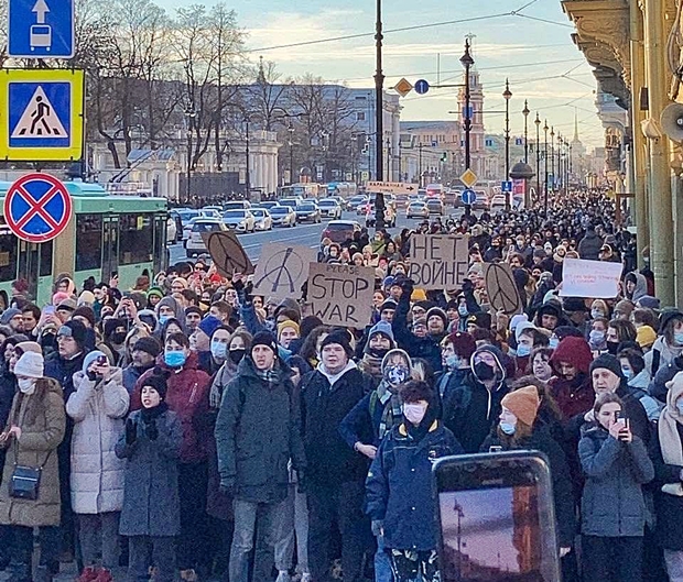 6일(현지시간) 러시아 상트페테르부르크에서 열린 종전 시위.