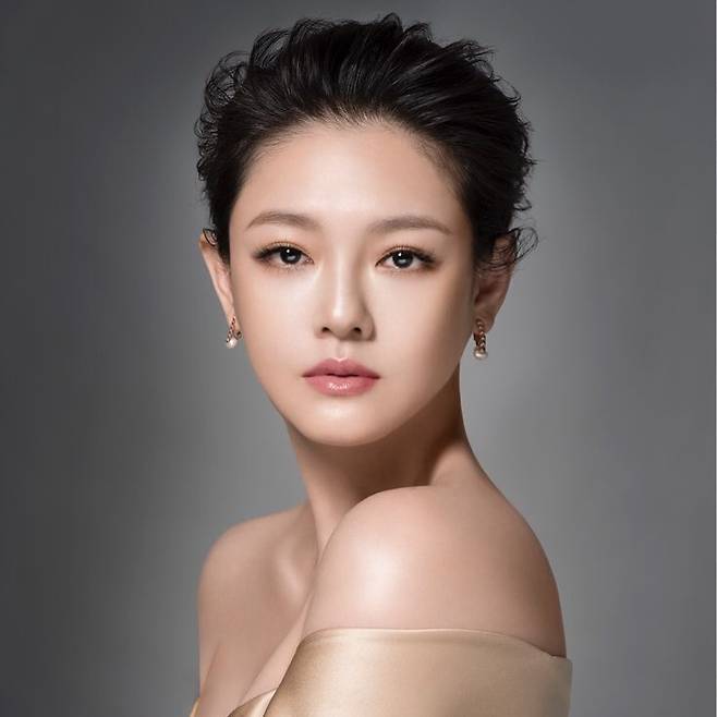 There is growing interest in the Taiwan actor Seo Hee-won (Shishiyuan), who announced Koo Jun Yup and marriage.Seo Hee-won, who was born in 1976 and turned 46 years old, made his debut as a singer in 1994. Until 2001, he worked as a group called ASOS with his youngest brother Seo Hee-jae.Since then, he has taken his first step as an actor in the Taiwan edition of Yoo Sung Hwa Won, which is a man over flowers in 2001. He has shown dramas such as Millennium Yuhon 2003 and Girl Office .In particular, in Korea, he also made his face known through the movie Kum Woo Kang Ho (director Oh Woo-sam), which he had been breathing with Jung Woo-sung, including Boys Over Flowers.In Man over Flowers, she was loved by the heroine Sanchai Station (Geum Jandi in the Korean version), and in Kumwoo Gangho, she played the role of Ok and showed her seduction of Jung Woo-sung, who played Jiang in the play.In addition, Koo Jun Yup has been interested in China as well as in Korea as it is known that he confessed that he was a former lover of Seo Hee Won in Las.At that time, Koo Jun Yup said that he first met at the concert hall of Taiwans singer So Hye-ryun in 2000.He had a son and daughter under the name of Wang Xiaopei (Wang Sobi), who was called Beijing Business F4 in 2010, and he had a son and daughter since 2012, and he has been working as an actor and acting as a CF model.Wang Xiaopei is said to have worsened between the couple by making remarks about Taiwan over the penetration rate of Corona 19 vaccine.Wang Xiaopei told his Weibo in June last year, The family in Taiwan has not been vaccinated with the Corona 19 vaccine. It is really shameful and vulgar.This is the difference between China and Taiwan, he said. China mainland stores are experiencing difficulties with business flourishing.If you come to China, you will be able to double your salary. Koo Jun Yup said on his Instagram on the morning of the 8th, I am going to continue my love with the woman I loved 20 years ago. I heard about her divorce and contacted her number 20 years ago.Fortunately, the number was the same, so we could be connected again. I can not waste much time already, so I suggested marriage, and she accepted it and decided to live together, he said. I am my late marriage, so I ask for your support and blessing.I am grateful, he added.Seo Hee-won also posted on his Instagram that he cherishes the rest of my happiness, and thank you for everything that has made me take a step forward so far.Photo: Seo Hee-won Instagram , Seo Hee-won Weibo