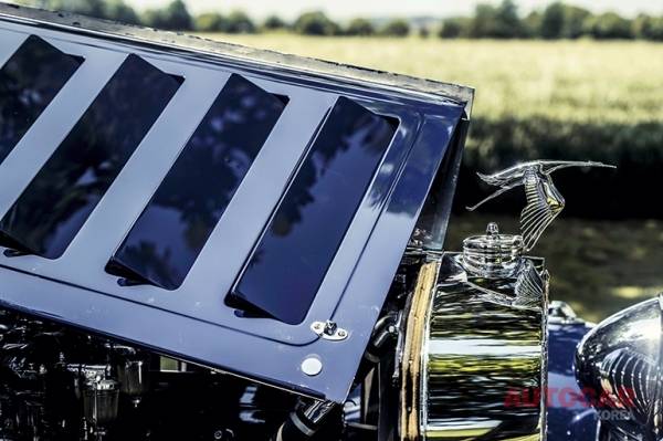 슬래트 엔진 커버는 V12에 적합한 냉각 기능을 제공한다