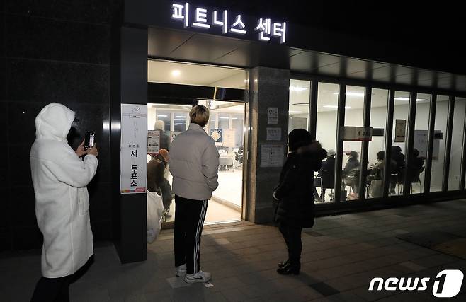 제20대 대통령선거일인 9일 오전 서울 송파구 거여동 위례포레샤인15단지아파트 피트니스센터에 마련된 위례동제7투표소에서 시민들이 투표를 하기 위해 기다리고 있다. 2022.3.9/뉴스1 © News1 박세연 기자