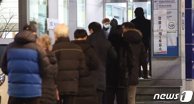 제20대 대통령선거 투표일인 9일 오전 서울 성북구 성북아동청소년센터에 마련된 투표소를 찾은 시민들이 투표를 하기 위해 이른 아침부터 줄지어 기다리고 있다. 2022.3.9/뉴스1 © News1 박지혜 기자